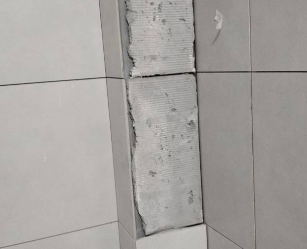 河源瓷砖空鼓维修公司分享下瓷砖施工前基层浇水润湿程度不足，可能导致以下问题